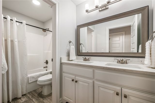 1111 NE Saint Ives Road, Bentonville, AR 72712