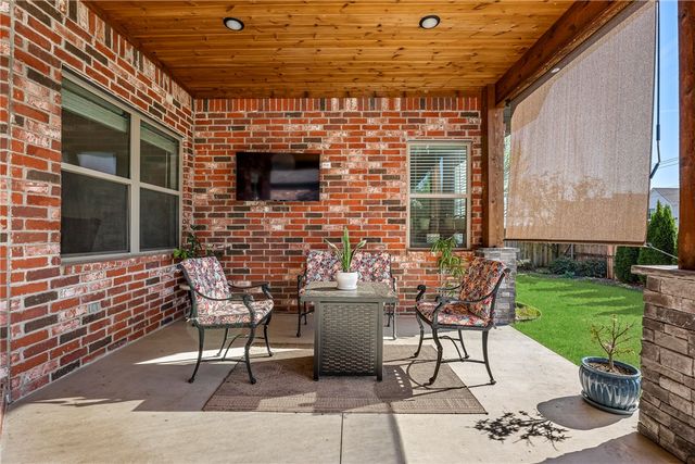 1111 NE Saint Ives Road, Bentonville, AR 72712