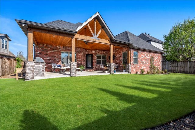1111 NE Saint Ives Road, Bentonville, AR 72712
