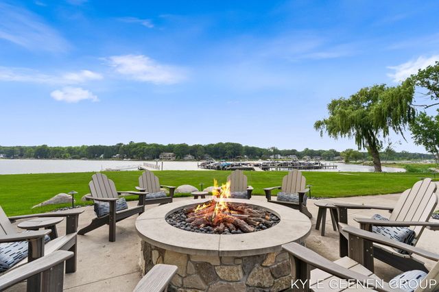 694 Bayshore Drive, Holland, MI 49424