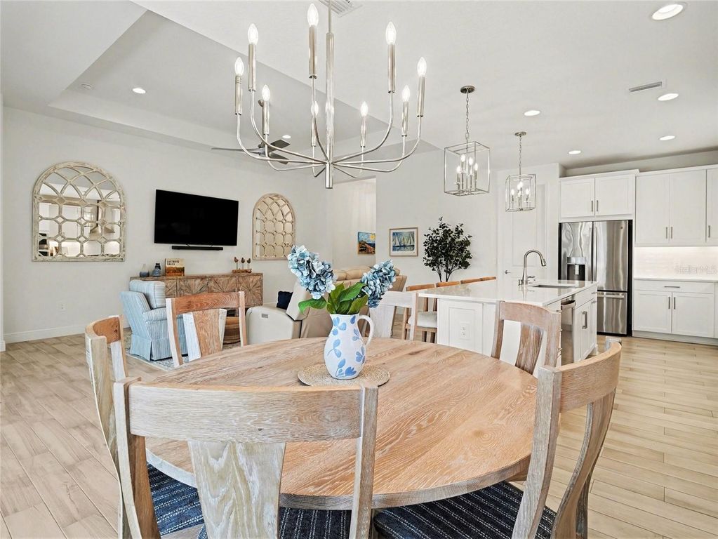 Image 14 of property listing at 8109 SANDSTAR WAY, Sarasota, FL 34240