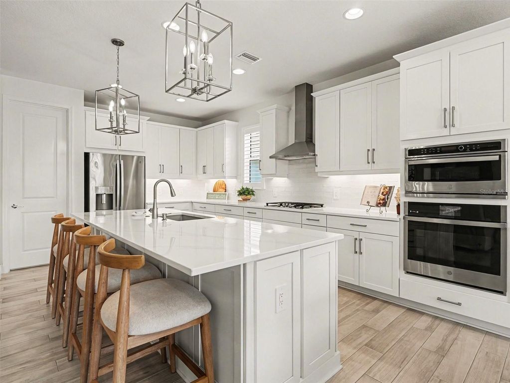 Image 17 of property listing at 8109 SANDSTAR WAY, Sarasota, FL 34240