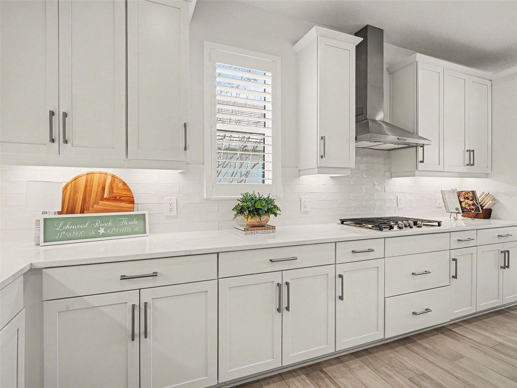 Image 18 of property listing at 8109 SANDSTAR WAY, Sarasota, FL 34240