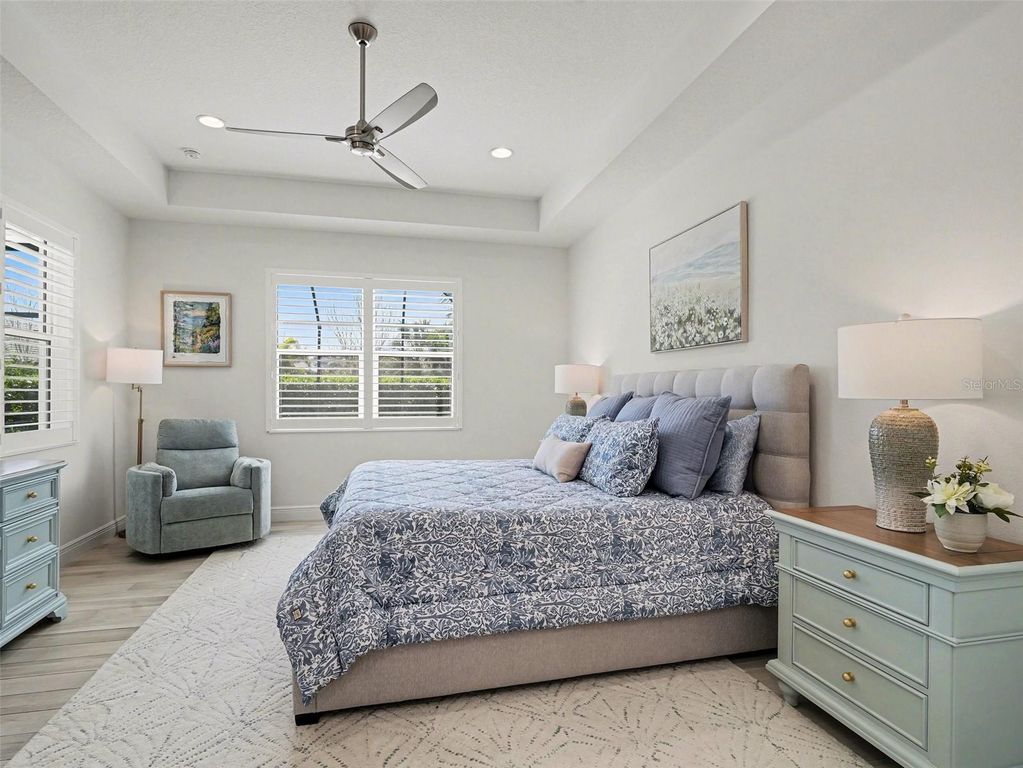 Image 20 of property listing at 8109 SANDSTAR WAY, Sarasota, FL 34240