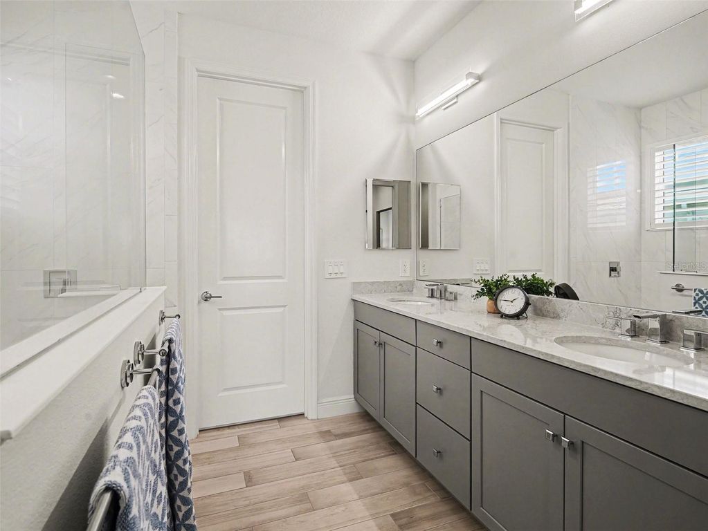 Image 22 of property listing at 8109 SANDSTAR WAY, Sarasota, FL 34240