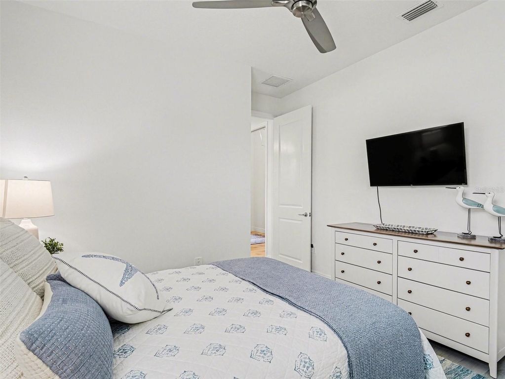 Image 24 of property listing at 8109 SANDSTAR WAY, Sarasota, FL 34240