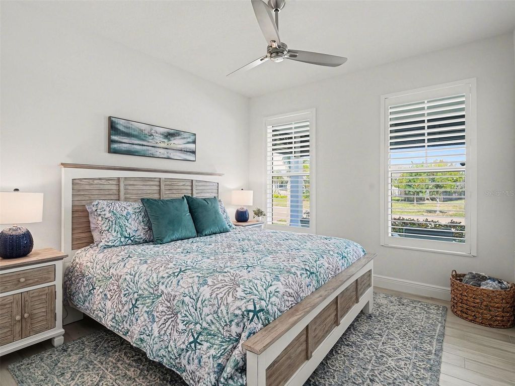 Image 26 of property listing at 8109 SANDSTAR WAY, Sarasota, FL 34240