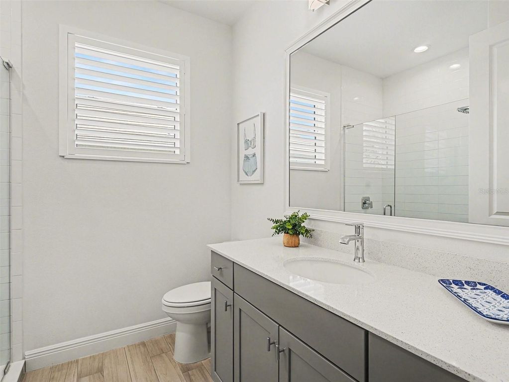 Image 27 of property listing at 8109 SANDSTAR WAY, Sarasota, FL 34240