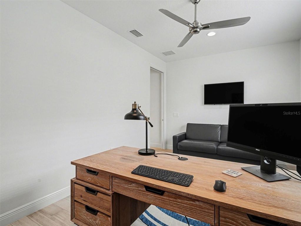 Image 30 of property listing at 8109 SANDSTAR WAY, Sarasota, FL 34240