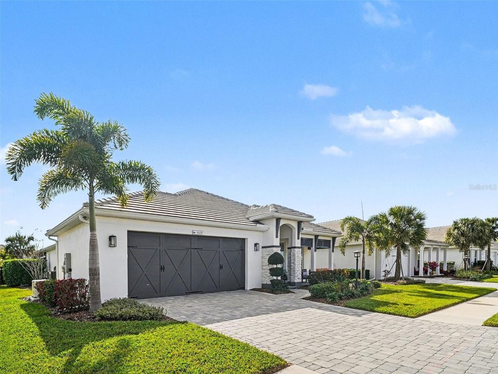 Image 4 of property listing at 8109 SANDSTAR WAY, Sarasota, FL 34240