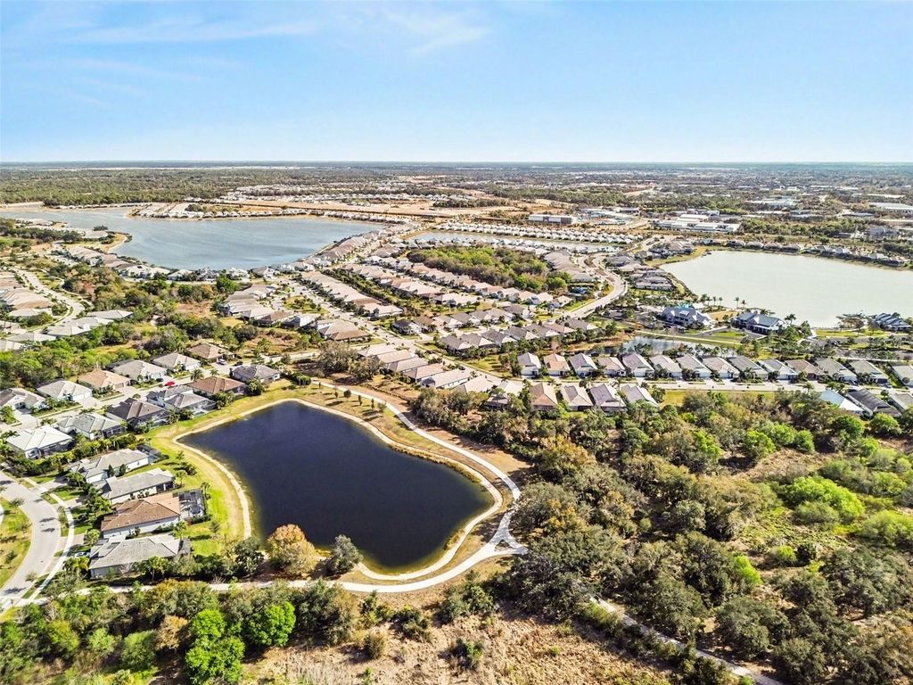 Image 58 of property listing at 8109 SANDSTAR WAY, Sarasota, FL 34240