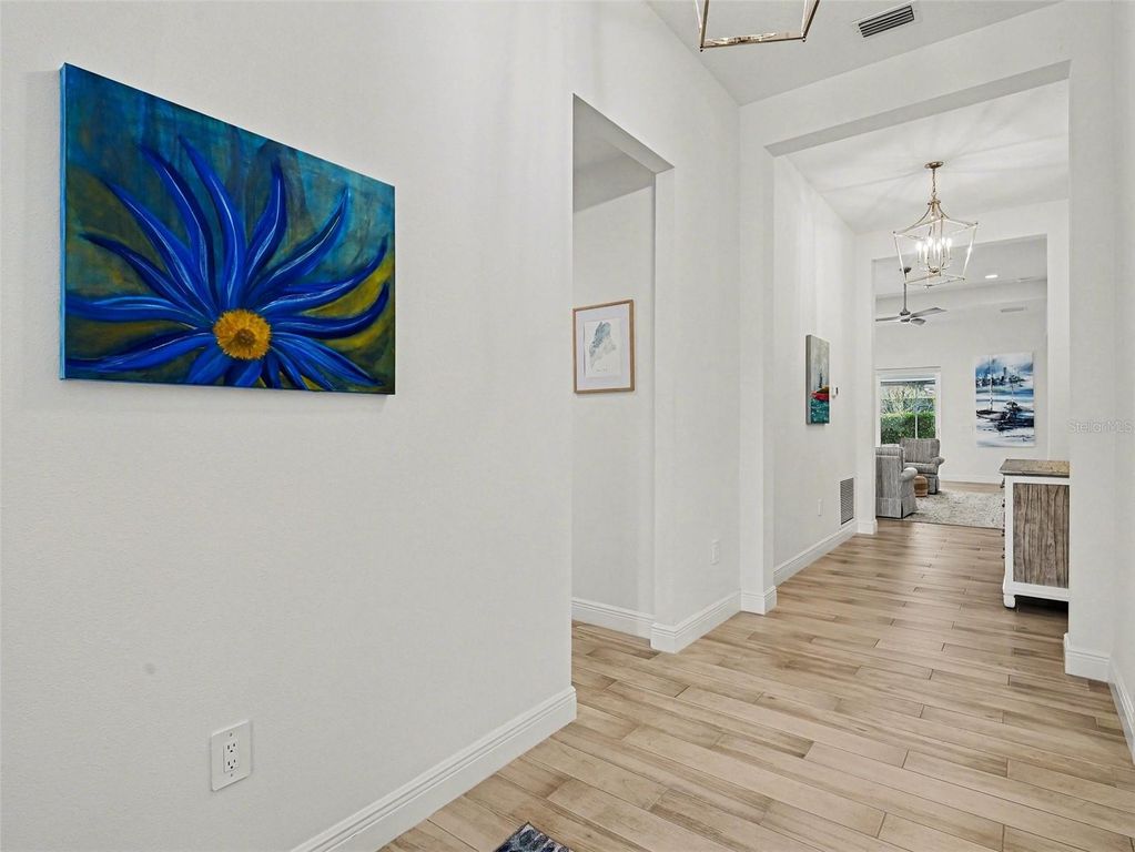 Image 7 of property listing at 8109 SANDSTAR WAY, Sarasota, FL 34240