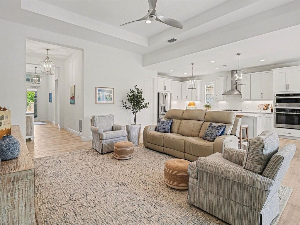 Image 8 of property listing at 8109 SANDSTAR WAY, Sarasota, FL 34240