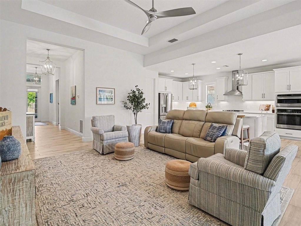 Image 10 of property listing at 8109 SANDSTAR WAY, Sarasota, FL 34240