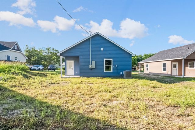 211 W Elm Street, Whitewright, TX 75491