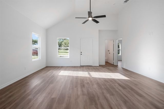 211 W Elm Street, Whitewright, TX 75491