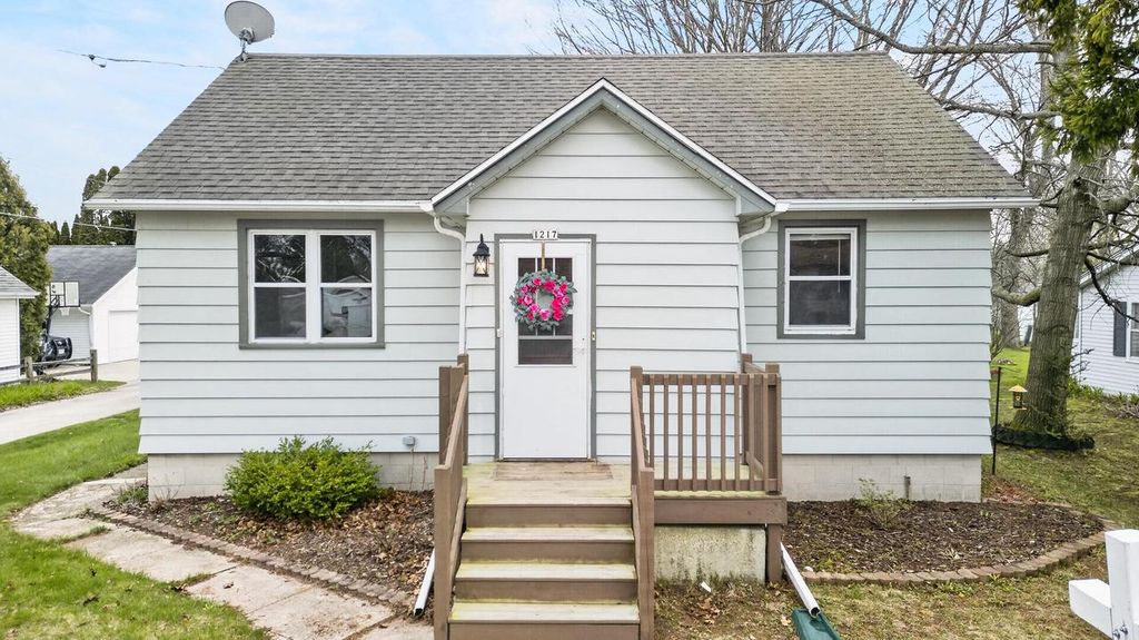 1217 MacArthur AVENUE, Sheboygan, WI 53083