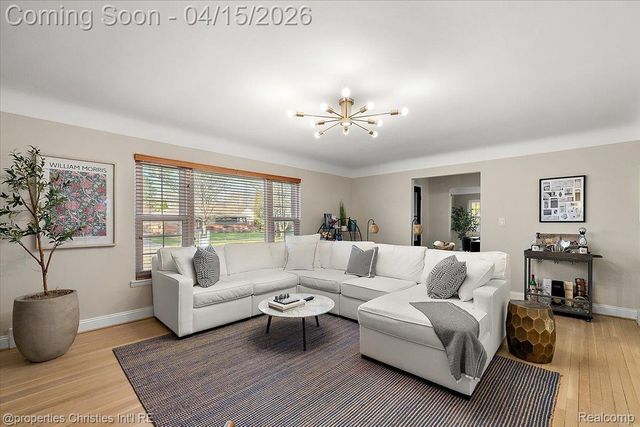 18851 Devonshire Street, Beverly Hills Village, MI 48025