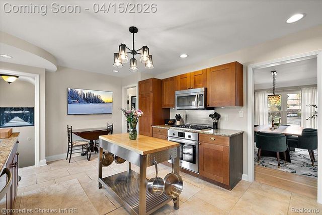 18851 Devonshire Street, Beverly Hills Village, MI 48025