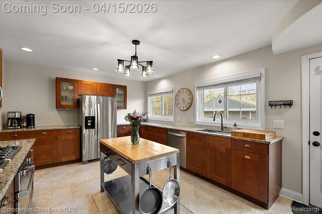 18851 Devonshire Street, Beverly Hills Village, MI 48025