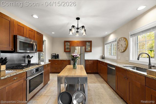 18851 Devonshire Street, Beverly Hills Village, MI 48025