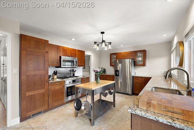 18851 Devonshire Street, Beverly Hills Village, MI 48025