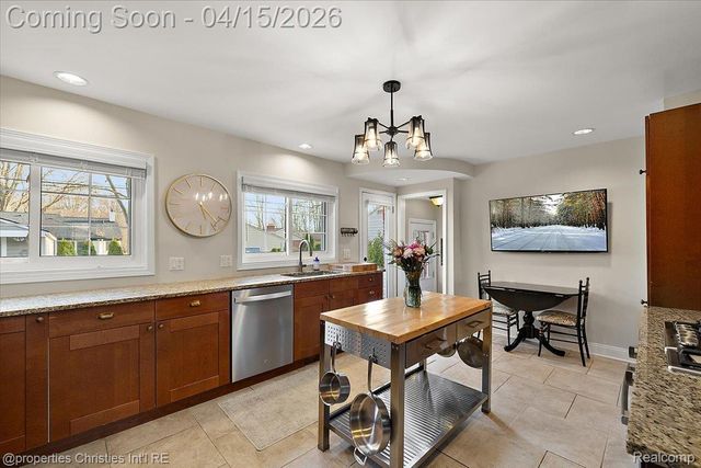 18851 Devonshire Street, Beverly Hills Village, MI 48025