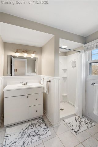 18851 Devonshire Street, Beverly Hills Village, MI 48025