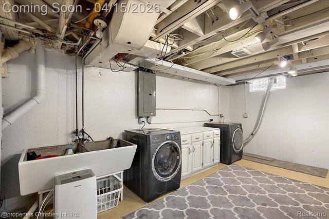 18851 Devonshire Street, Beverly Hills Village, MI 48025