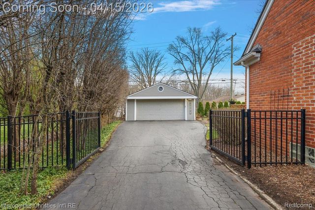 18851 Devonshire Street, Beverly Hills Village, MI 48025