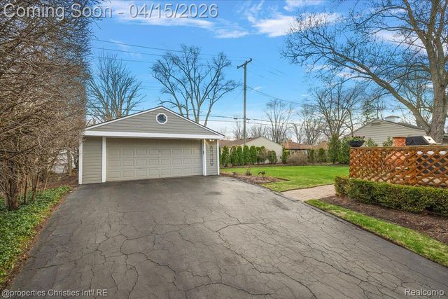 18851 Devonshire Street, Beverly Hills Village, MI 48025