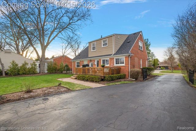 18851 Devonshire Street, Beverly Hills Village, MI 48025