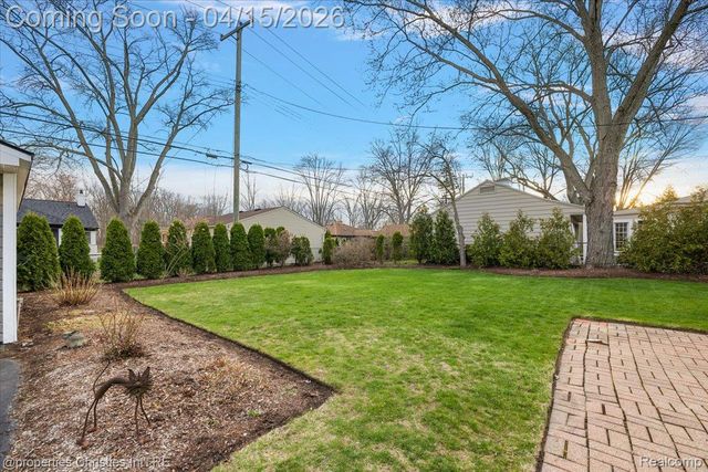 18851 Devonshire Street, Beverly Hills Village, MI 48025