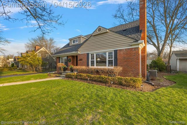 18851 Devonshire Street, Beverly Hills Village, MI 48025