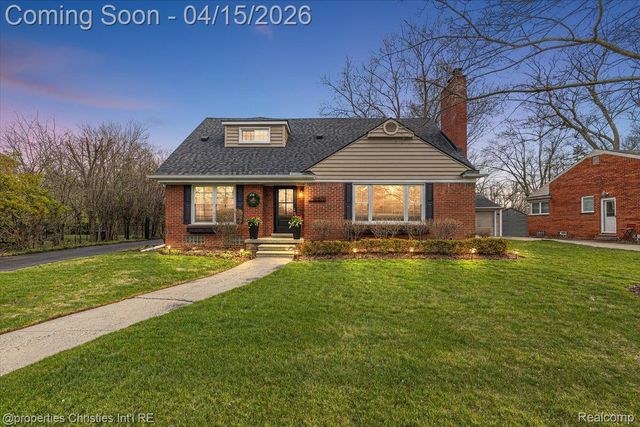 18851 Devonshire Street, Beverly Hills Village, MI 48025