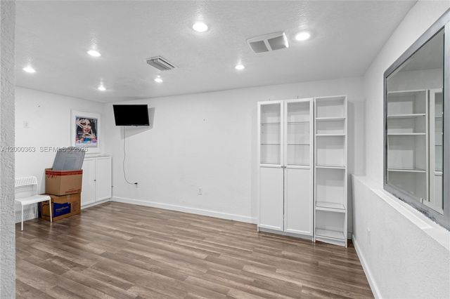 8914 NW 168th St, Miami Lakes, FL 33018