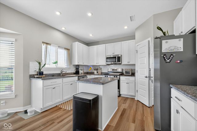 5526 Woods Pointe Drive, Mccordsville, IN 46055
