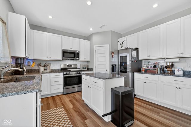 5526 Woods Pointe Drive, Mccordsville, IN 46055