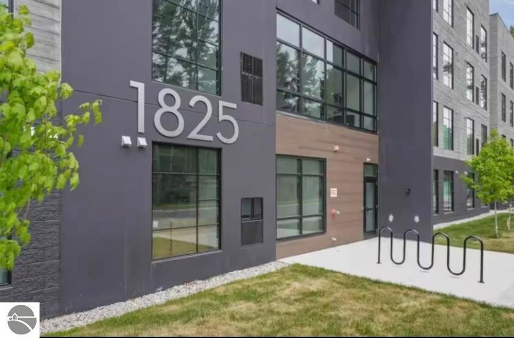 Image 16 of property listing at 1825 E Eighth Street # 104, Traverse City, MI 49686