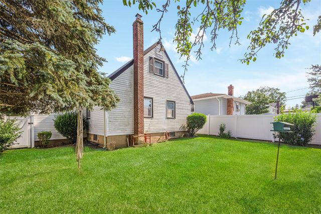 245 E Seaman Avenue, Freeport, NY 11520
