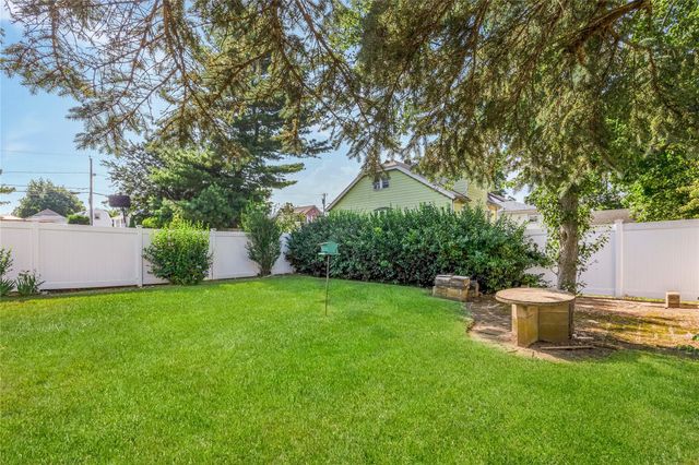 245 E Seaman Avenue, Freeport, NY 11520