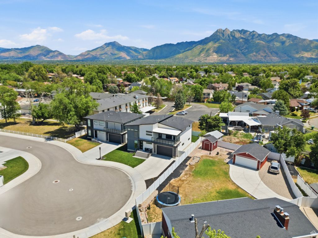 Image 4 of property listing at 5653 S BAMBURGH VIEW CIR, Murray, UT 84107