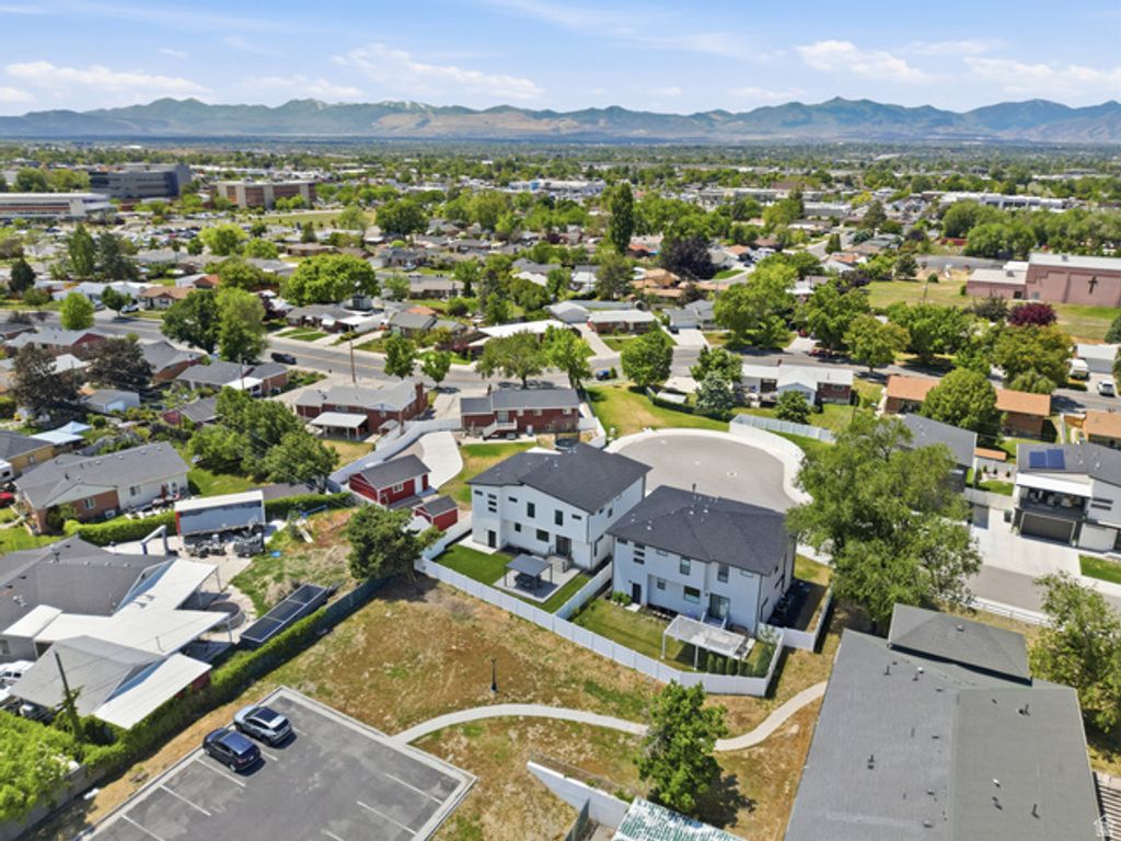 Image 7 of property listing at 5653 S BAMBURGH VIEW CIR, Murray, UT 84107