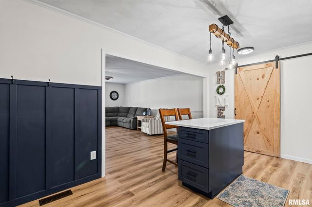 1386 VALLEY Drive, Springfield, IL 62702