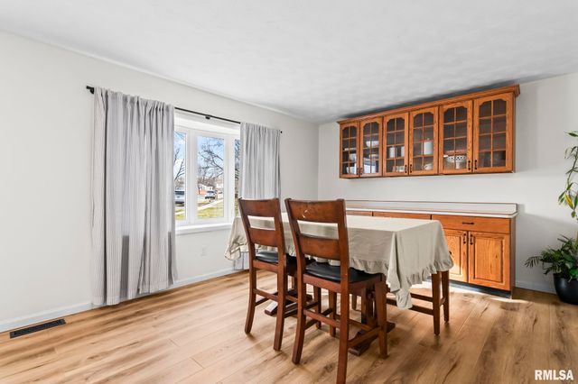 1386 VALLEY Drive, Springfield, IL 62702