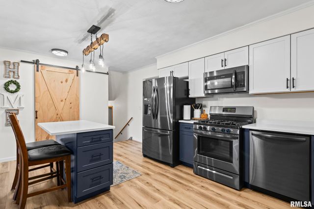 1386 VALLEY Drive, Springfield, IL 62702