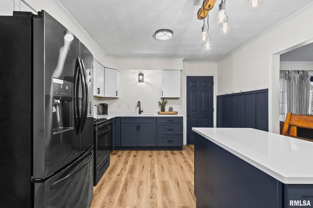 1386 VALLEY Drive, Springfield, IL 62702