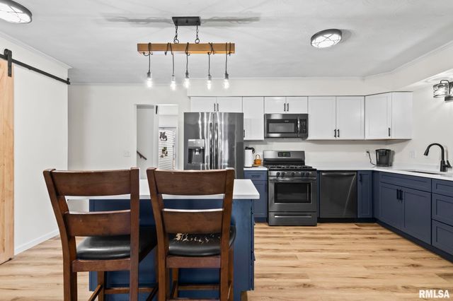 1386 VALLEY Drive, Springfield, IL 62702