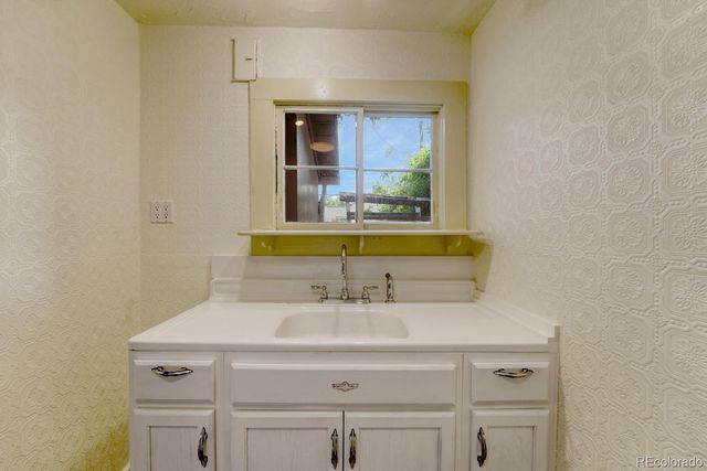 2313 W Bijou Street, Colorado Springs, CO 80904
