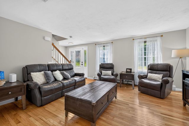 68 Metacomet Ave, Taunton, MA 02718